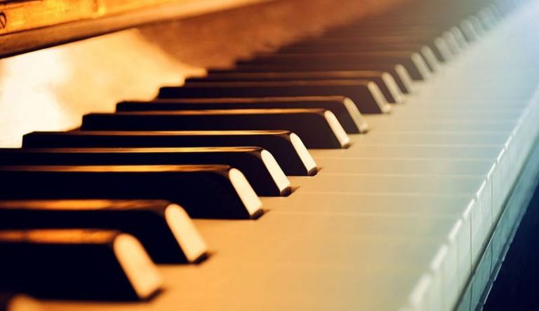Choose group piano courses or private lessons?