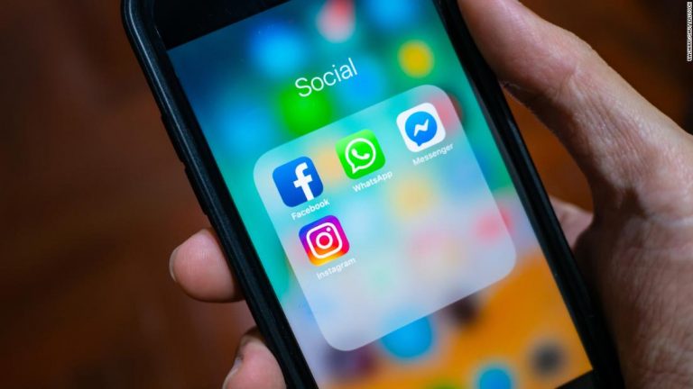 WhatsApp, Facebook, Instagram go down